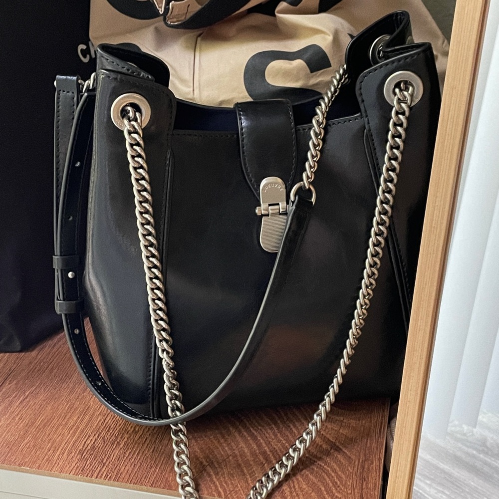 Loeuvre Sac de Sortie Bucket Shoulder Bag